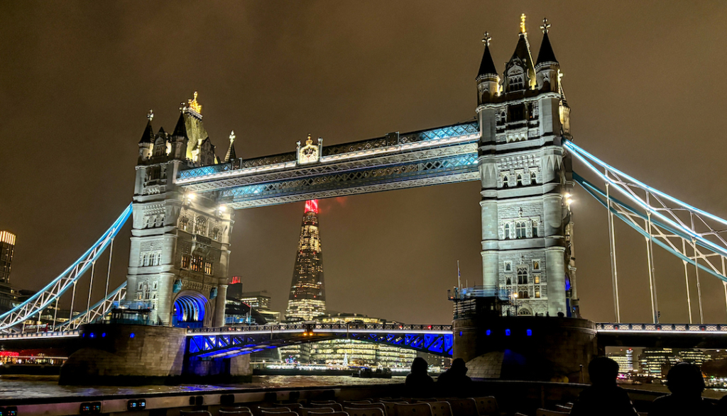 Tower Bridge de nuit depuis un bateau de croisière sur la Tamise