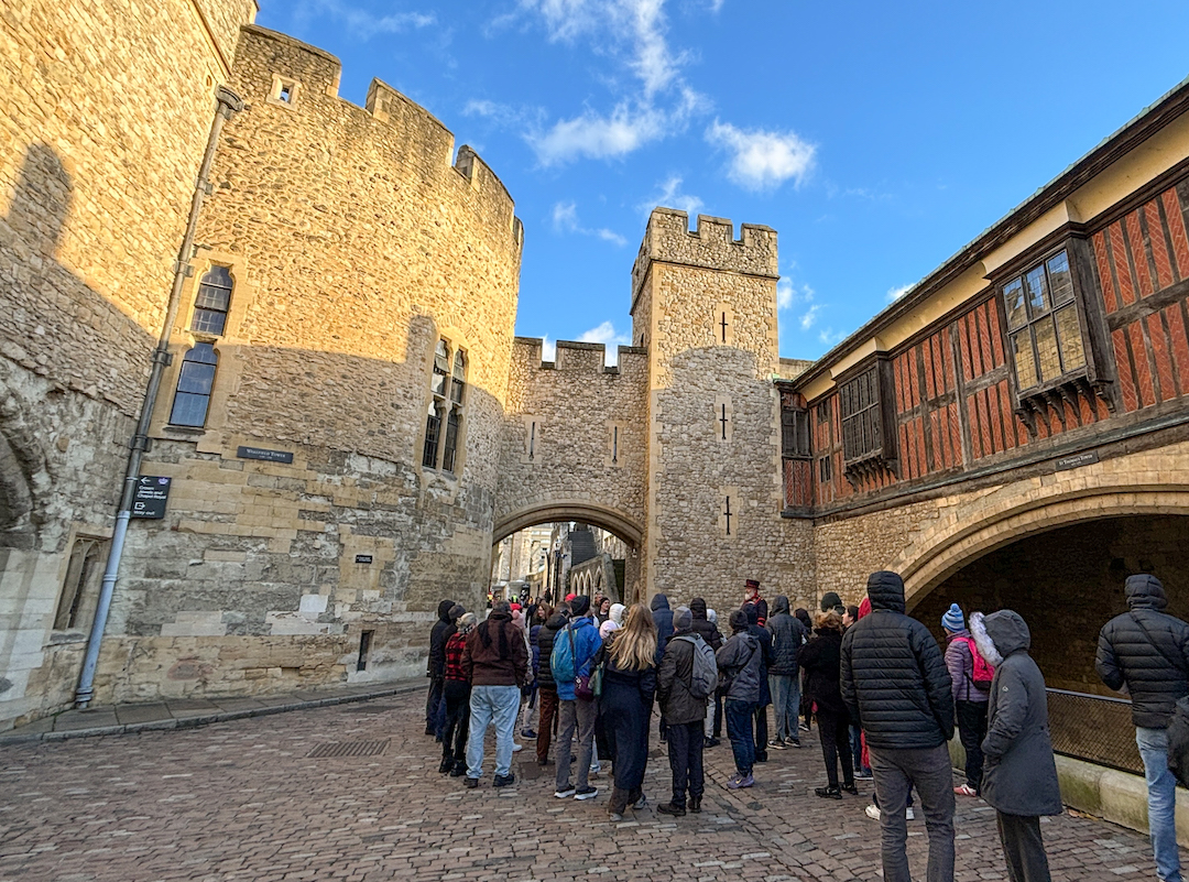 Groupe en visite guidée à la Tour de Londres