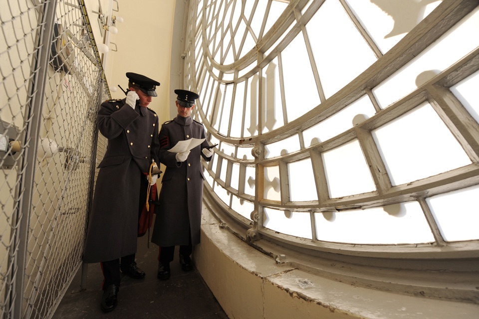 Garde derrière les vitraux à l'intérieur de Big Ben