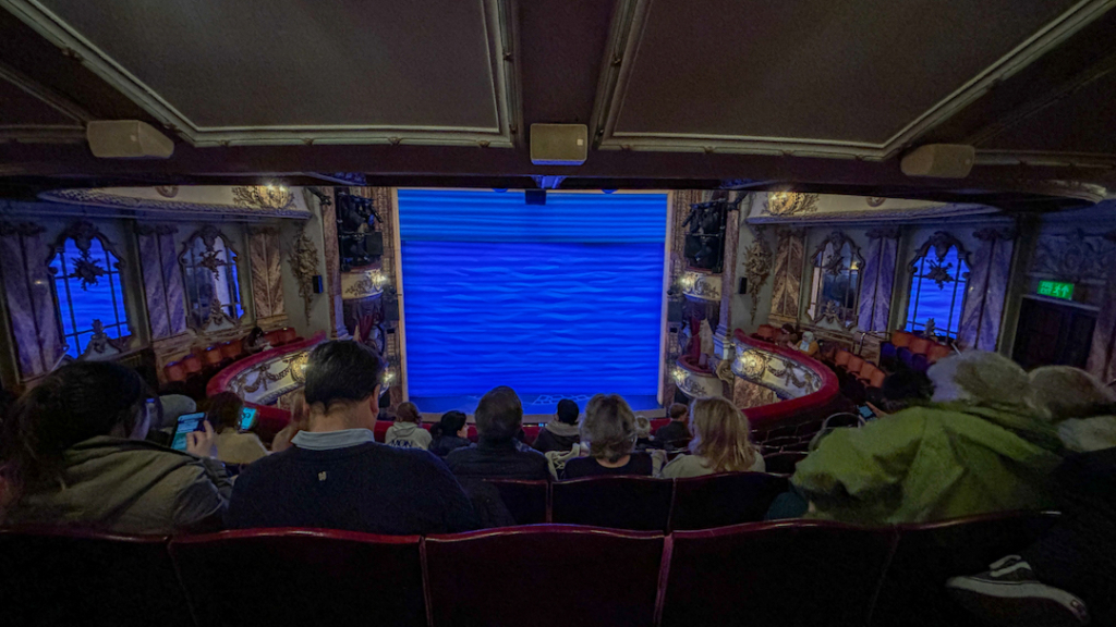 Vue depuis le Dress Circle au Novello Theatre à Londres