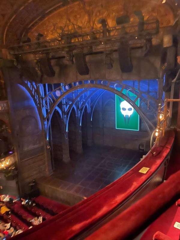 Vue sur le côté de la zone Dress Circle dans le Palace Théâtre à Londres