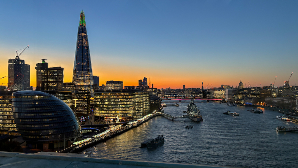 Vue sur The Shard depuis le couloir Ouest du Tower Bridge