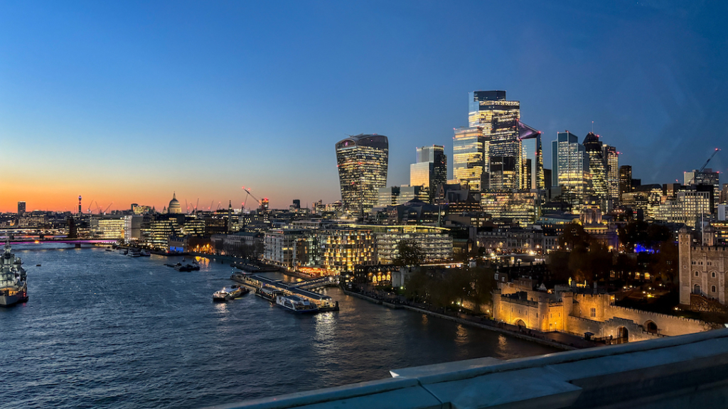 Vue sur la City depuis le couloir Ouest du Tower Bridge