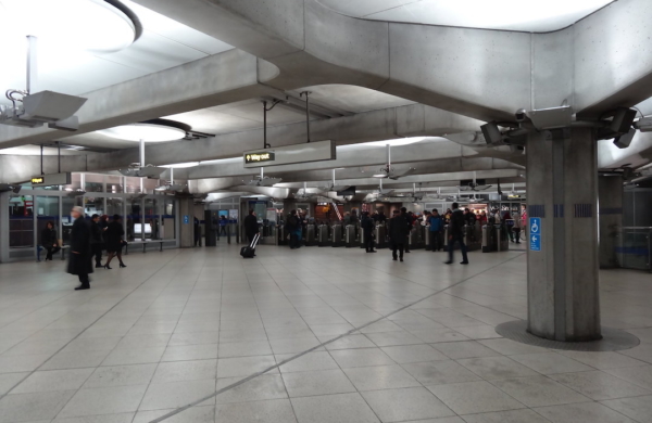 Intérieur de la gare de métro Westminster à Londres